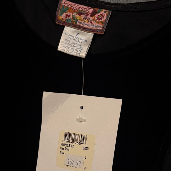 Elegant Black Velvet Long Dress - Picture 3 of 3